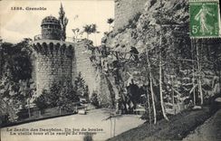 CPA Petanque Grenoble Le jardin des Dauphins Un jeu de boules La vieille tour et la rampe de rochers 