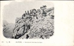 CPA Militaria Chasseurs Alpins Exercices de force dans les Alpes 
