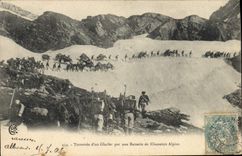 Vintage Postcard Militaria Alpine hunters Crossed of a glacier by a battery of Alpine hunters