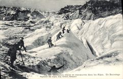 CPA Militaria Chasseurs Alpins en manoeuvres dans les Alpes Un sauvetage 