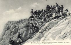 CPA Militaria Chasseurs Alpins Dans les Alpes Artilleurs alpins montant une piece de canon 