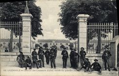 CPA Militaria Grenoble Caserne des Chasseurs Alpins Entree du quartier Bayard 