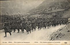 CPA Militaria Chasseurs Alpins en montagne 