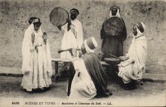 CPA Folklore Musiciens et danseuse du Sud Afrique du Nord 