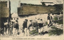 CPA Militaria Chasseurs Alpins dans les Alpes Arrivee au cantonnement 