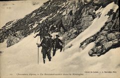 CPA Militaria Chasseurs Alpins En reconnaissance dans la montagne 
