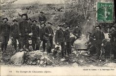 CPA Militaria Un groupe de Chasseurs Alpins 