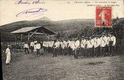 CPA Militaria Chasseurs Alpins En attendant la soupe 