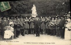 CPA Folklore Les maitres sonneurs a la statue de George Sand 
