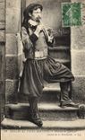 CPA Folklore Homme de Quimper jouant de la Bombarde 
