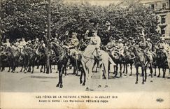 CPA Militaria Les Fetes de la Victoire a Paris 14 Juillet 1919 Avant de defile Les marechaux Petain et Foch 