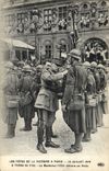 CPA Militaria Les Fetes de la Victoire a Paris 13 juillet 1919 A l'hotel de ville Le marechal Foch decore un poilu 