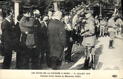 CPA Militaria Les Fetes de la Victoire 14 juillet 1919 Remise d'une gerbe au Marechal Foch 