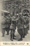 CPA Militaria Les Fetes de la Victoire a Paris 13 juillet 1919 A l'hotel de ville Le marechal Foch decore un poilu 