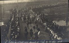 CPA Militaria L'entree des soldats avec Marechal Foch le 25 novembre 1918 