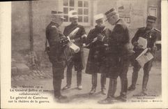 CPA Militaria Le General Joffre et son collaborateur Le general de Castelnau sur le theatre de la guerre 