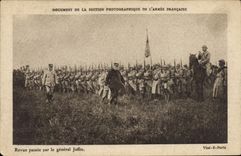 CPA Militaria Revue passee par le general Joffre 