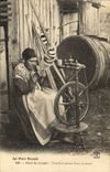 CPA Folklore Au pays Basque Dans les Landes Vieille Landaise filant au rouet