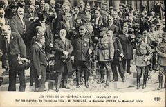 CPA Militaria Les Fetes de la Victoire a Paris 13 juillet 1919 Sur les marches de l'hotel de ville M Poincare Marechal Joffre Foch 