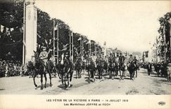 CPA Militaria Les Fetes de la Victoire a Paris 14 juillet 1919 Les marechaux Joffre et Foch 