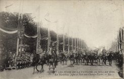 CPA Militaria Les Fetes de la Victoire a Paris 14 juillet 1919 Les marechaux Joffre et Foch aux Champs Elysees 