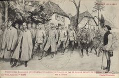 CPA Militaria Prisonniers allemands de l'Hartmannswillerkopf defilant au pas de parade devant un general Francais 