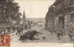 CPA Militaria Alerte en Alsace Trois uhlans suivis de l'infanterie allemande sont signales 
