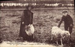 CPA Folklore Au pays Landais Gardiens de moutons
