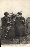 CPA Folklore Vieilles landaises faisant la causette en filant a la quenouille 
