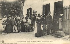 CPA Folklore Une noce dans les Landes Le maitre de maison introduisant les epoux Mariage 