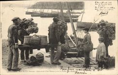 CPA Folklore Botrel Nos marins bretons Armement d'un bateau pour la peche a la sardine Bateau 