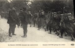 CPA Militaria Le General Joffre donant ses instructions 