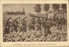 CPA Militaria A Dixmude Nos fusilliers marins s'avancent au devant de l'ennemi