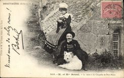 CPA Folklore Mr et Mme Botrel La sieste a la chapelle de Port Blanc Chien 