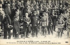 CPA Militaria Les fetes de la Victoire a Paris 13 Juillet 1919 Sur les marches de l'hotel de ville Poincare Marechal Joffre Marechal Foch