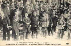 CPA Militaria Les fetes de la Victoire a Paris 13 Juillet 1919 Sur les marches de l'hotel de ville Poincare Marechal Joffre Marechal Foch