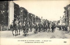 CPA Militaria Les fetes de la Victoire a Paris 14 Juillet 1919 Les Marechaux Foch et Joffre 