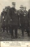 CPA Militaria General Joffre Poincare Sur le front des troupes observant la bataille 