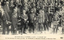 CPA Militaria Les Fetes de la Victore 13 juillet 1919 Sur les marches de l'hotel de ville Poincare Marechal Joffre Foch 