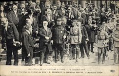 CPA Militaria Les Fetes de la Victore 13 juillet 1919 Sur les marches de l'hotel de ville Poincare Marechal Joffre Foch 