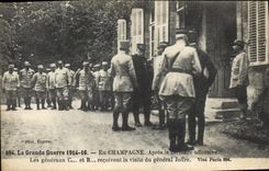 CPA Militaria En Champagne apres la derniere offensive Les generaux C et B recoivent la visite du general Joffre 