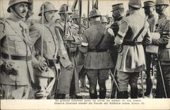 CPA Militaria Le general Gouraud passe en revue les soldats de son armee 