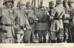 CPA Militaria Le general Gouraud passe en revue les soldats de son armee 