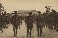 Vintage Postcard Militaria the king Western Georges V on lef ront acclaims by Tommies