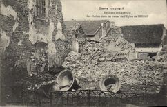 CPA Cloche Environs de Luneville les cloches dans les ruines de l'eglise de Serres