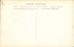 CPA Militaria Pres du front un general francais salue le drapeau d'un regiment