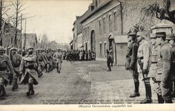 CPA Militaria Un regiment salue le general anglais Allenby