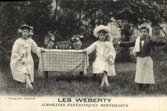 CPA Les Weberty Acrobates fantastiques merveilleux 