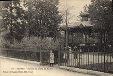 CPA Kiosque du jardin du rocher Troyes Enfants 