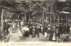 CPA Kiosque Lyon La place Bellecour a l'heure de la musique 